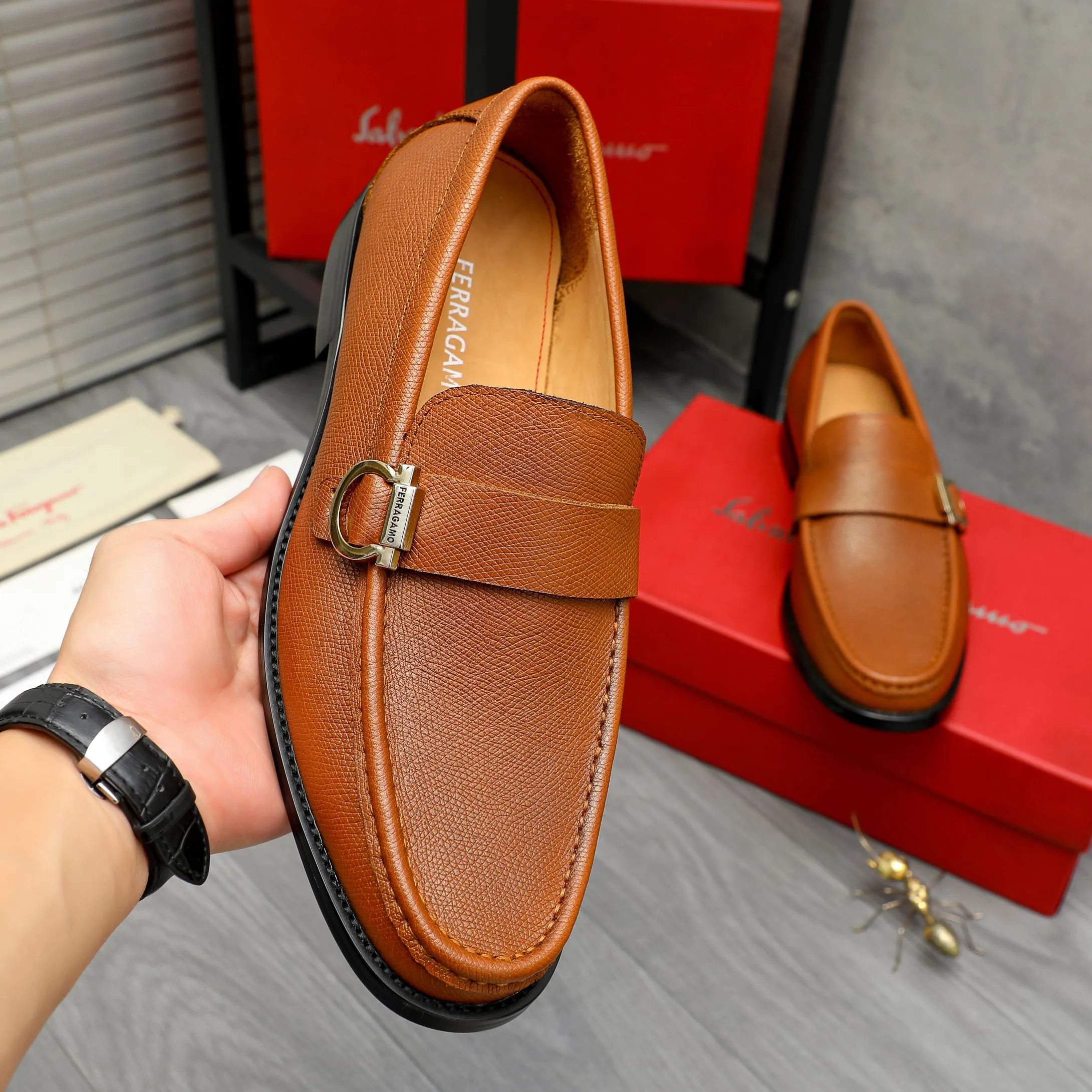 Men's shoes💰442 Product trademark: Ferragamo "Ferragamo" business formal leather shoes Regular size: 38-46 (45.46 custom-made, non-returnable) Product materials: Selected vertical grain cowhide upper, cowhide lining, original rubber outsole